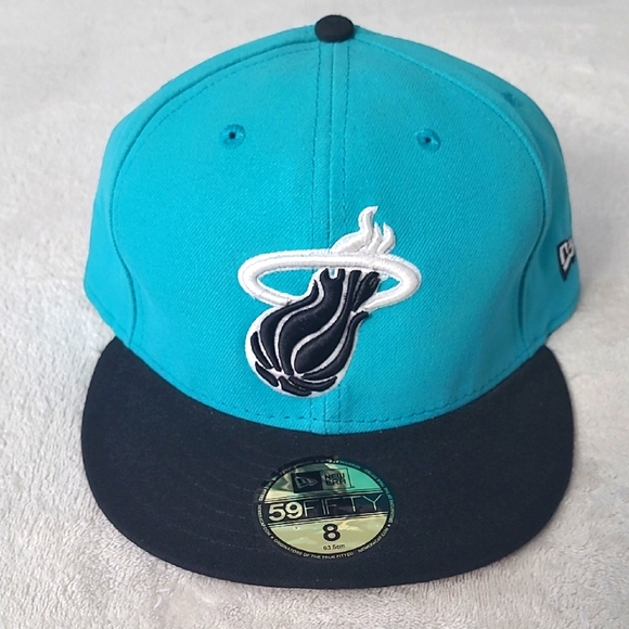 New Era 59FIFTY Miami Heat Fitted Hat Size 8 Teal Black NBA Cap Streetwear Rare - Picture 1 of 10